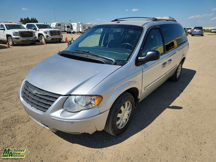 2006-chrysler-town-&-country-image-1