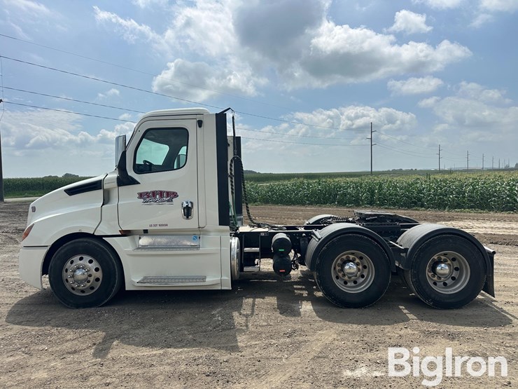 2019-freightliner-cascadia-126-image-8