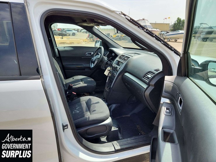 2015-ford-explorer-image-15