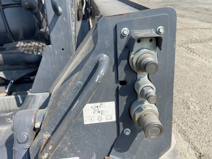deere-320e-image-17