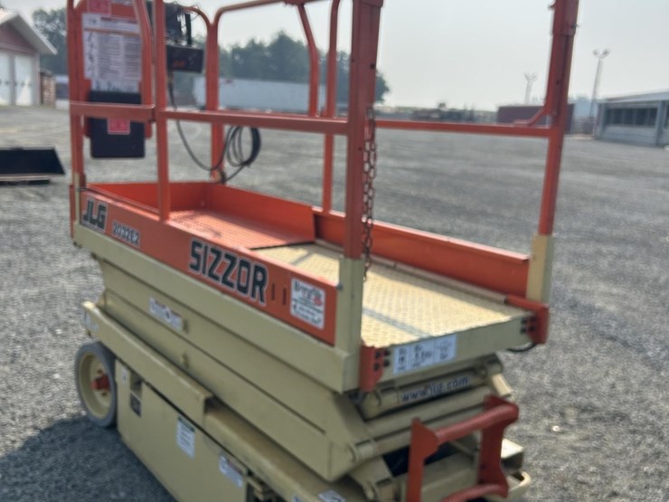 2001-jlg-2032e2-image-5