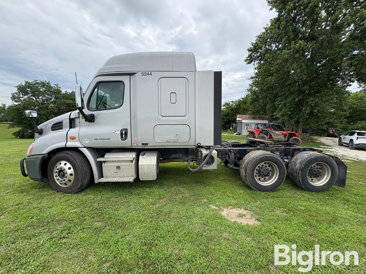 2015-freightliner-cascadia-113-image-8