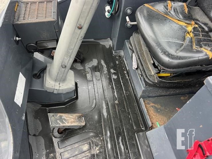 2020-deere-204l-image-32