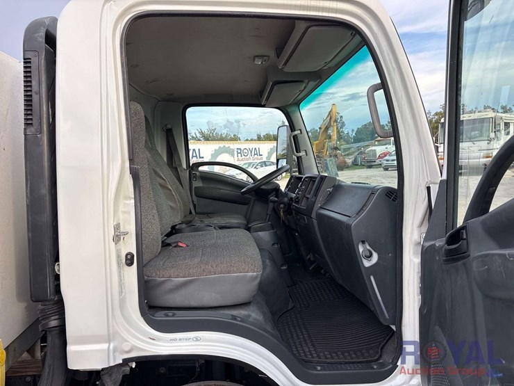2023-isuzu-npr-image-32