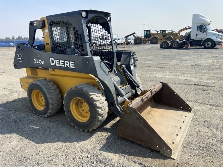 deere-320e-image-7
