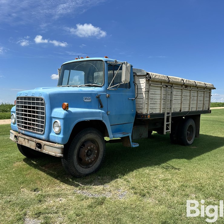1974 FORD 700