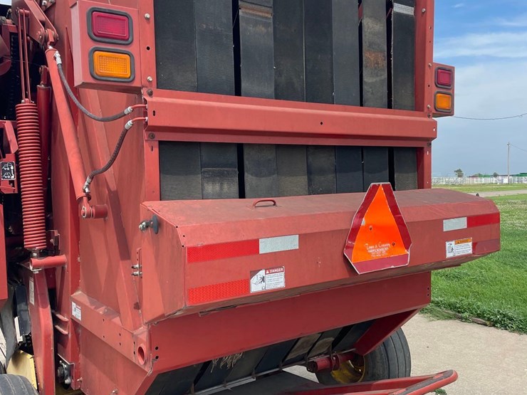 new-holland-br780-image-5