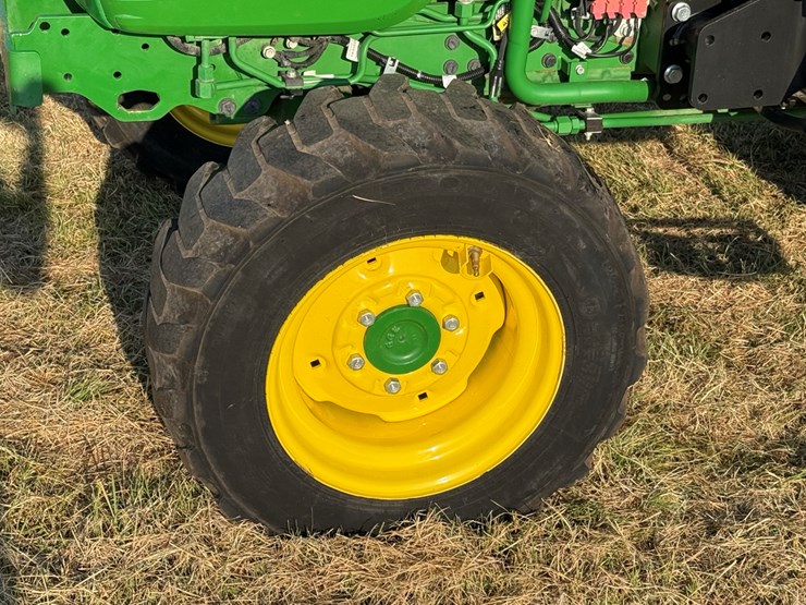 john-deere-4052r-image-11
