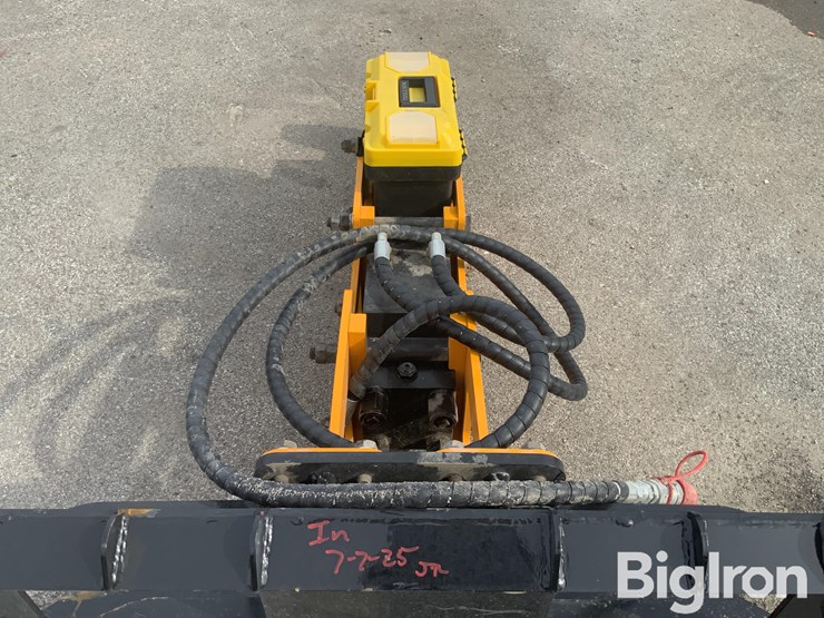 2025-post-pounder-giyi-680-skid-steer-post-driver-image-11