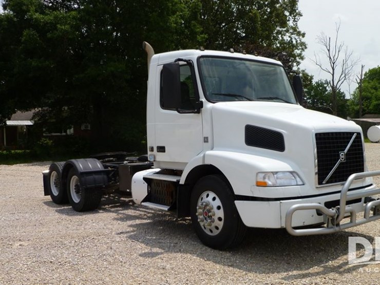2014-volvo-10-image-7
