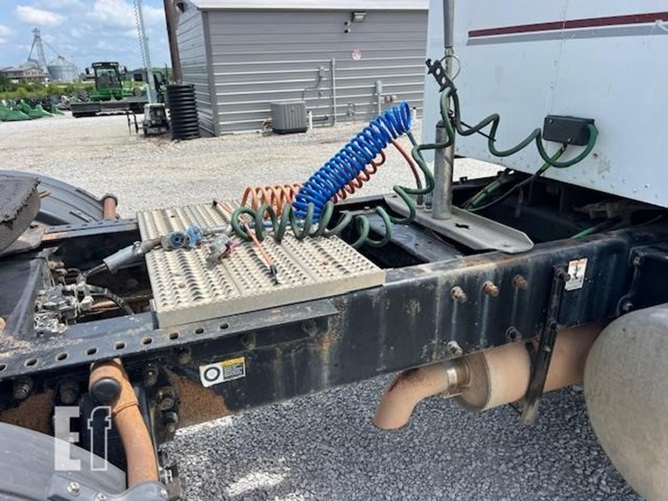 2003-peterbilt-330-image-26