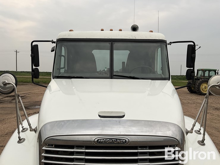2004-freightliner-columbia-120-image-11