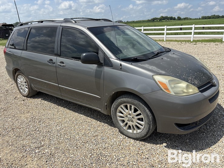 2004-toyota-sienna-image-3
