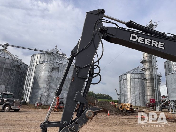2012-deere-135d-image-23