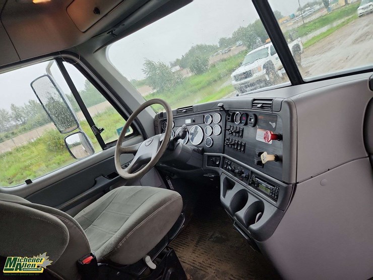 2006-freightliner-columbia-120-image-27