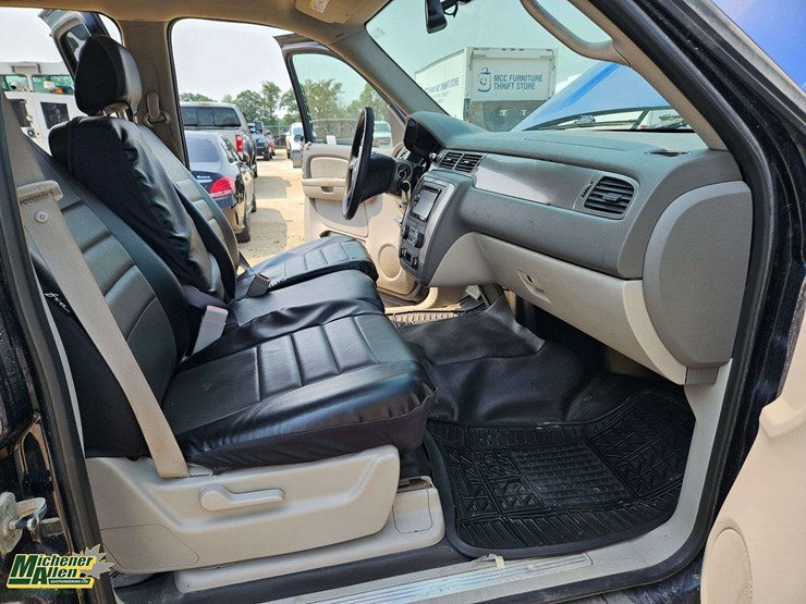 2008-chevrolet-suburban-image-13