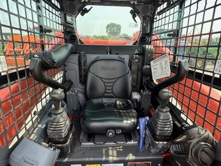2023-kubota-ssv75-image-18