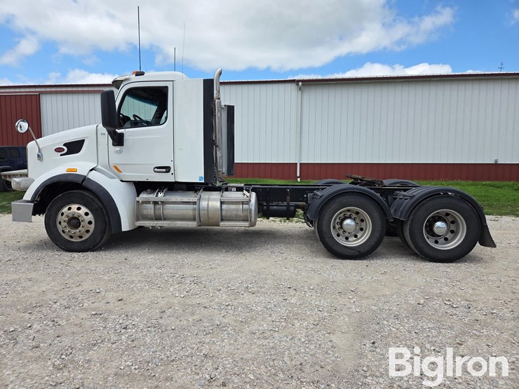2016-peterbilt-567-image-8