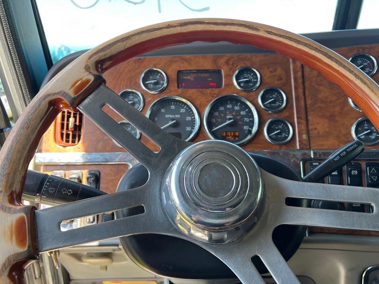 2008-peterbilt-389-image-23