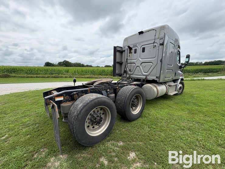 2015-freightliner-cascadia-113-image-5