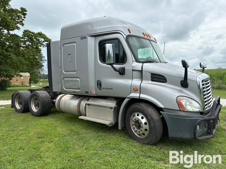 2015-freightliner-cascadia-113-image-3