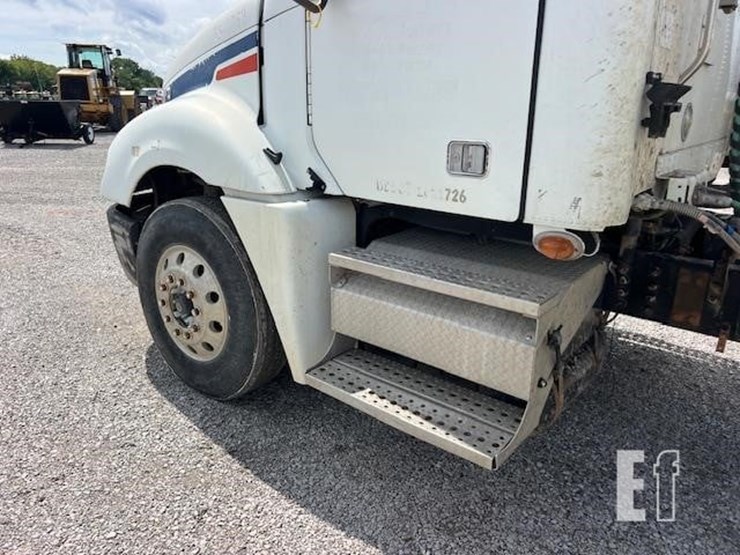 2008-freightliner-columbia-120-image-35
