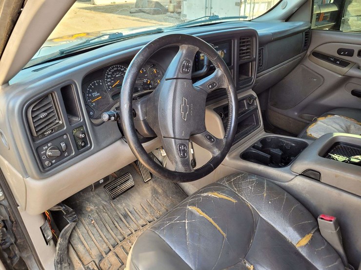 2004-chevrolet-suburban-image-11