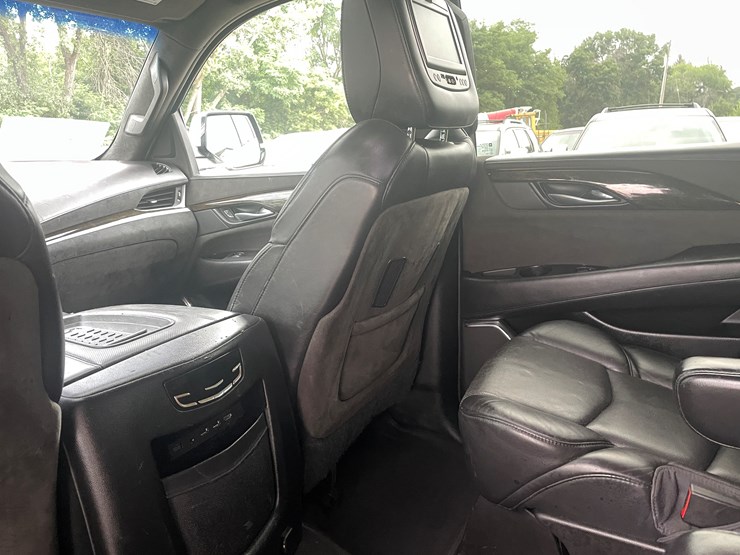 2017-cadillac-escalade-image-68