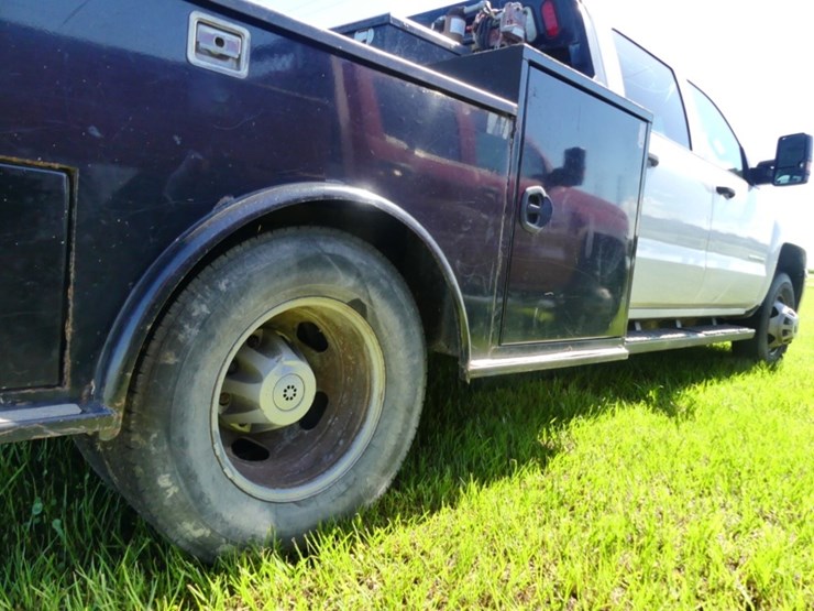 2015-chevrolet-3500-image-6