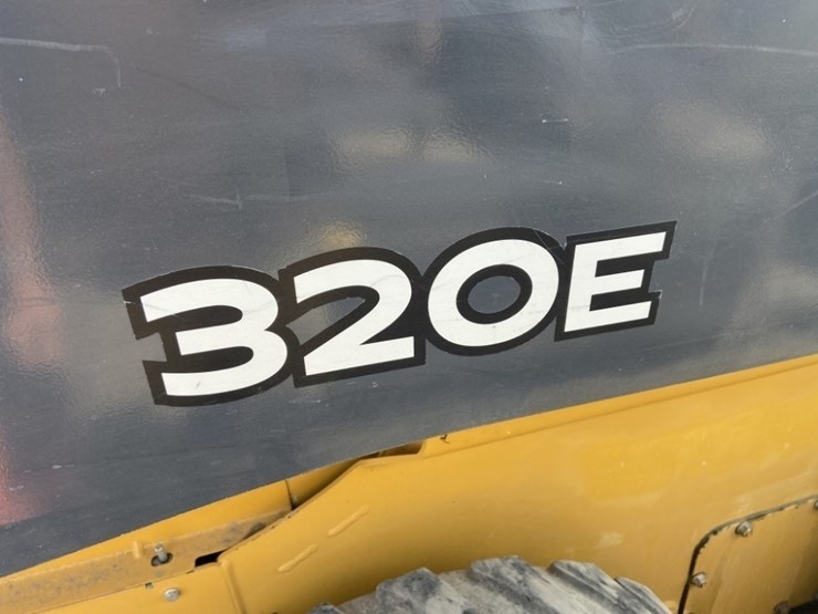 deere-320e-image-26