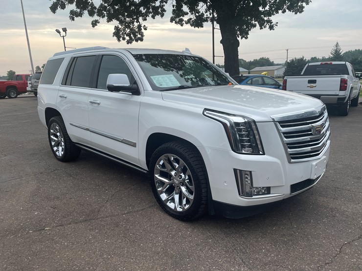 2017-cadillac-escalade-image-2