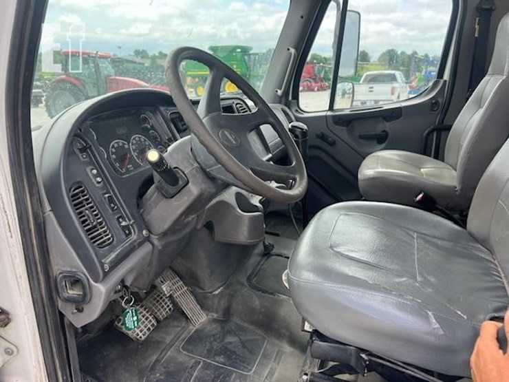 freightliner-business-class-m2-112-image-30