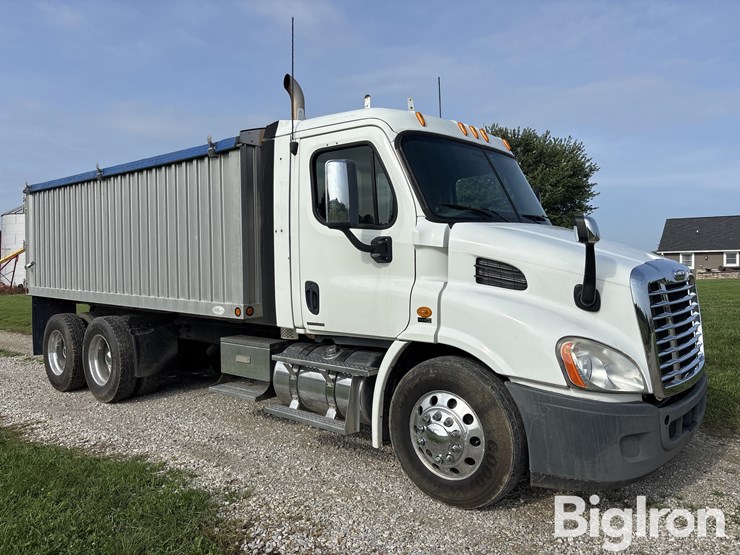2011-freightliner-cascadia-113-image-3
