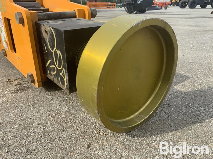 2025-post-pounder-giyi-680-skid-steer-post-driver-image-17