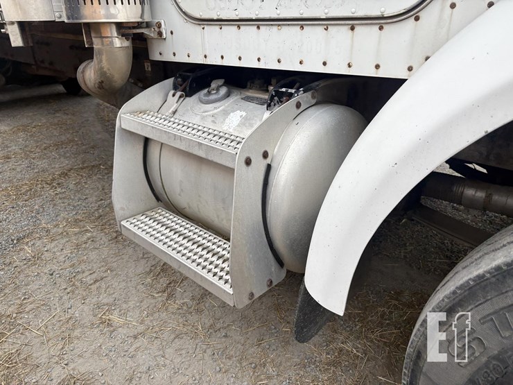 1999-peterbilt-330-image-4