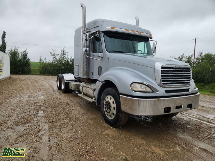2006-freightliner-columbia-120-image-2