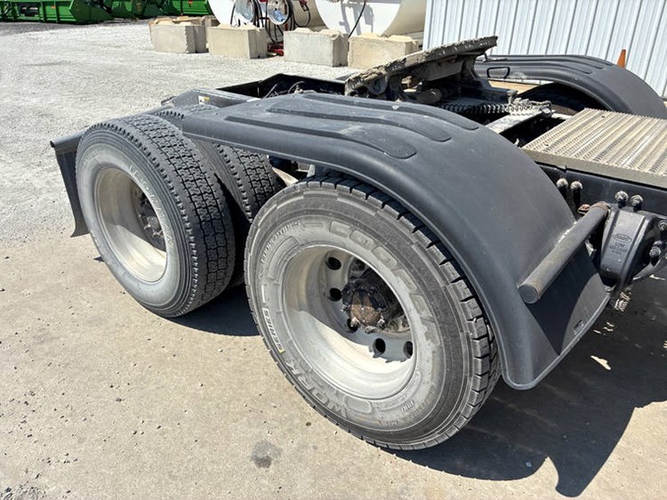 2011-peterbilt-386-image-28