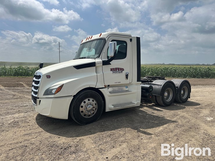 2019-freightliner-cascadia-126-image-1