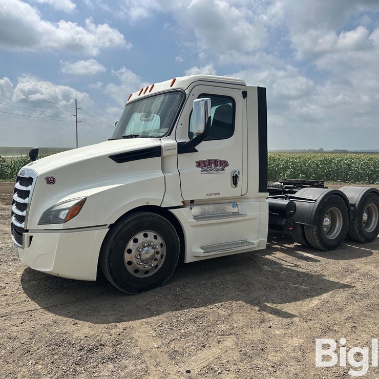 2019 FREIGHTLINER CASCADIA 126