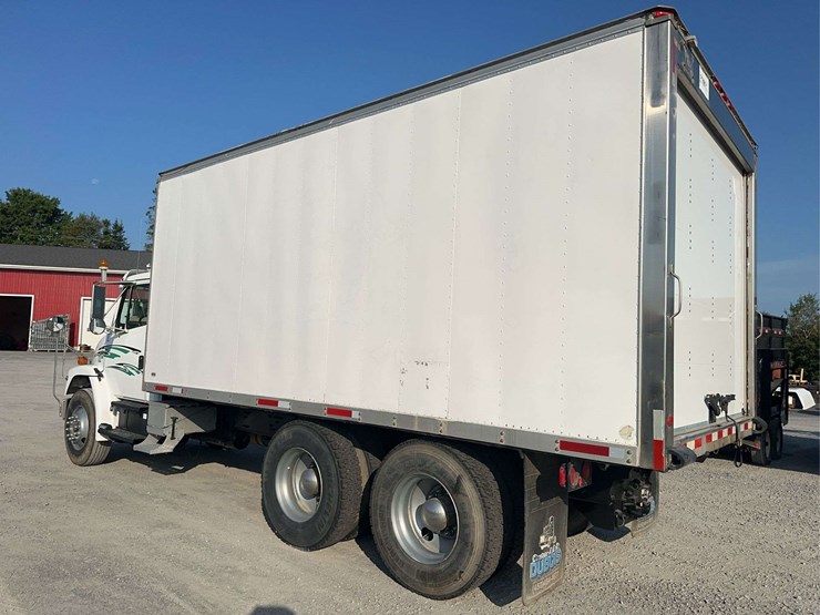 2000-freightliner-fl80-image-4