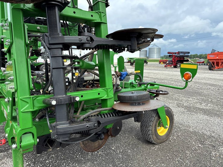 2023-john-deere-2510h-image-31