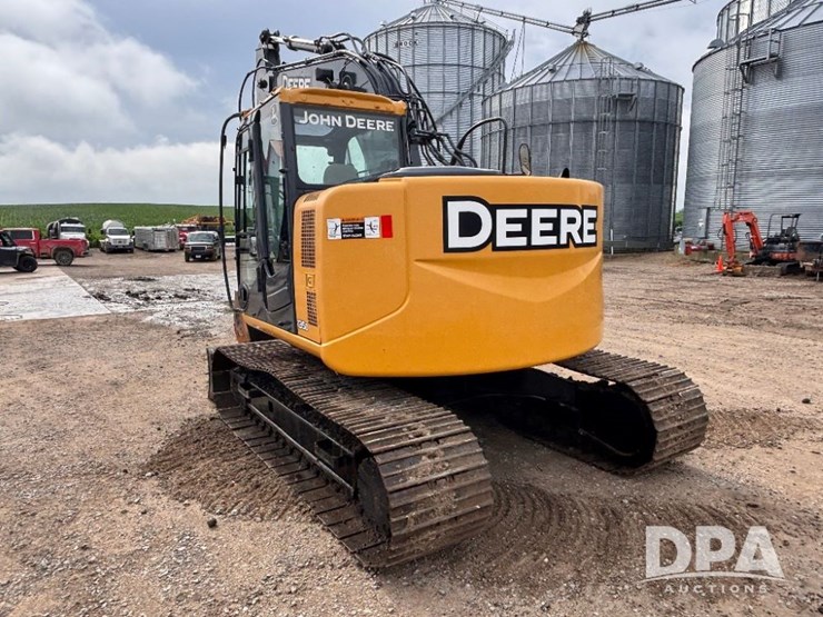 2012-deere-135d-image-13