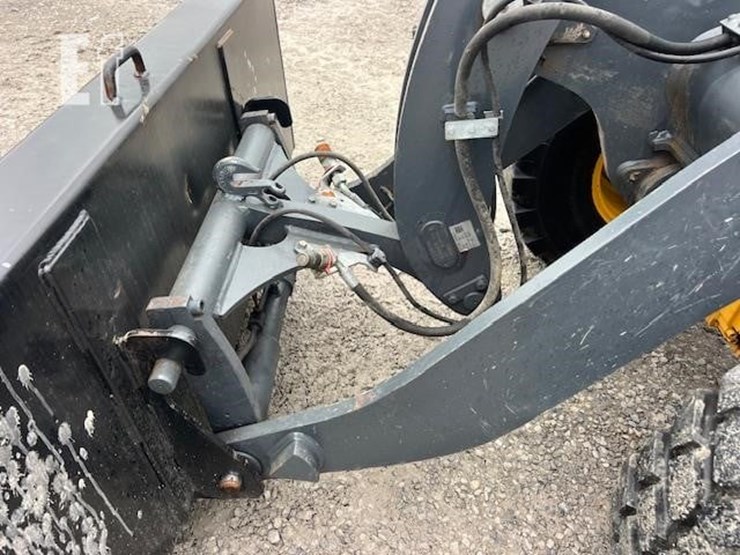 2020-deere-204l-image-12