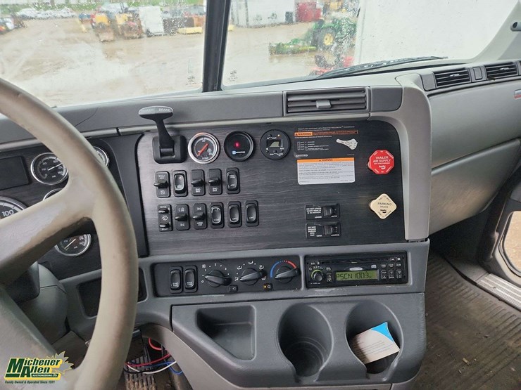 2006-freightliner-columbia-120-image-11