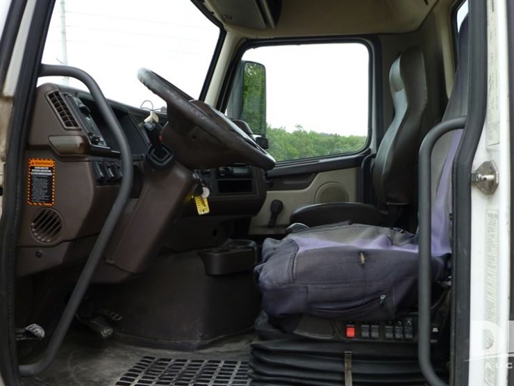 2014-volvo-10-image-18