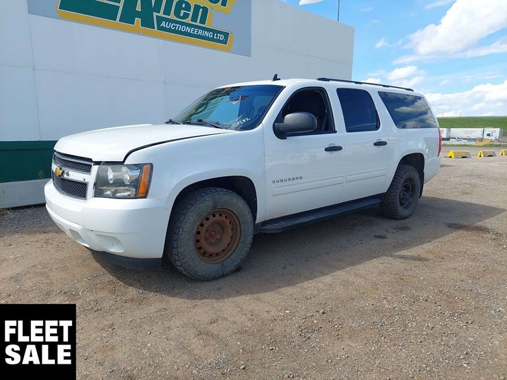 2014-chevrolet-suburban-image-1