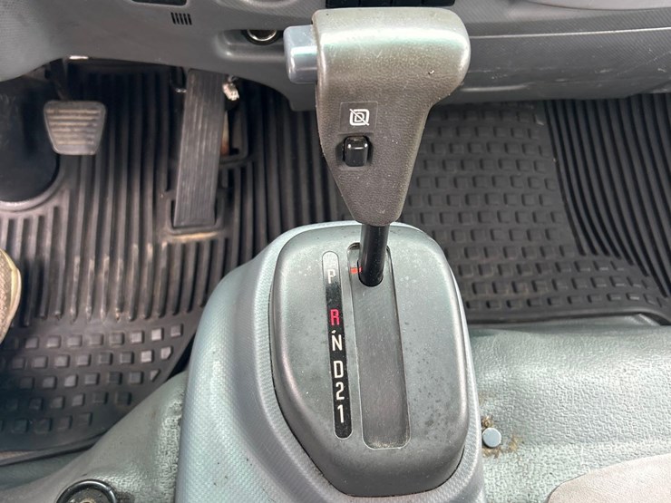 2017-isuzu-npr-image-16