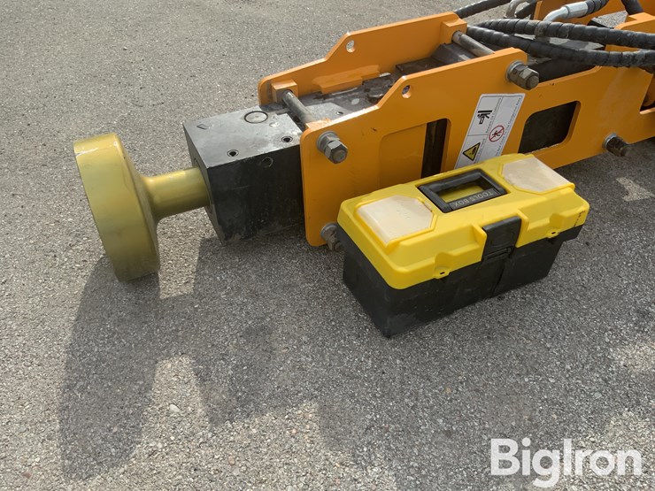 2025-post-pounder-giyi-680-skid-steer-post-driver-image-16