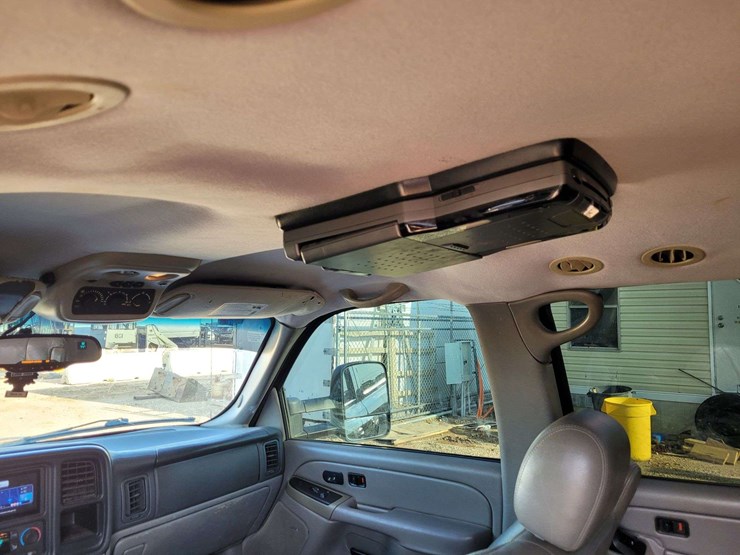 2004-chevrolet-suburban-image-8