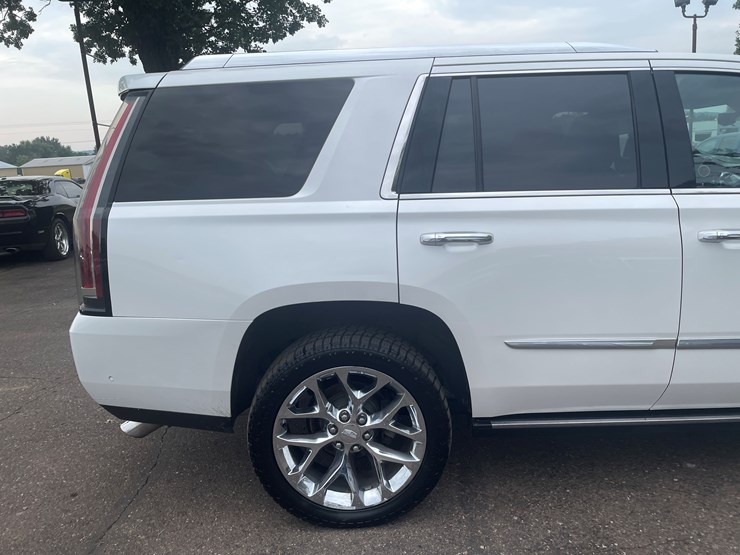 2017-cadillac-escalade-image-15